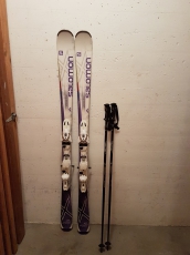 Skier mit Skitasche, Stöcken, Skischuhe und Skischuhtasche