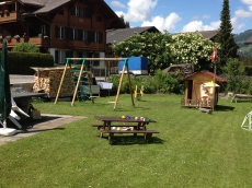 zweisimmen 3 zi Ferienwohnung mit grossem Garten, Terasse Lounge 