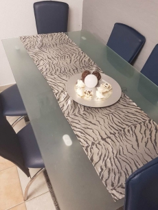 Tisch mit 6 Stühlen