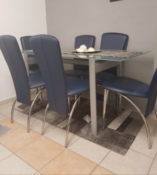 Tisch mit 6 Stühlen