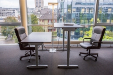 ​​Möblierter Arbeitsplatz in modernem Büro in Zürich-Altstetten