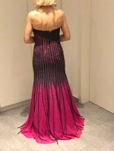 Auffallen in diesem Abendkleid