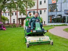 LANDWIRTE erledigen ihre GARTENARBEIT