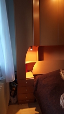 Schlafzimmer mit integriertem Bett in Buche 