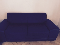 2 schwarze Ledersofas