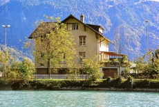 Mehrfamilienhaus mit 4 Wohnungen am Aare Fluss in Interlaken Ost