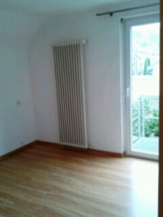 2 Zimmer Dachwohnung mit Terrasse in 2 Familienhaus