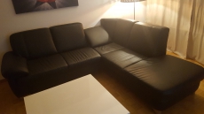 schwarzes Ledersofa