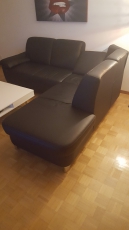 schwarzes Ledersofa