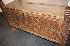 Antike Truhe aus Holz