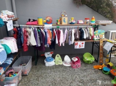 Baby-Kinderkleider und Spielwaren 1.-