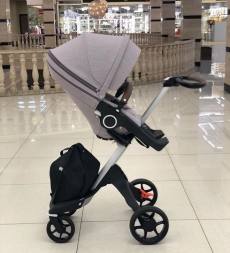 Stokke Xplory V6 Kinderwagen mit Liegewanne.