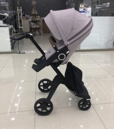 Stokke Xplory V6 Kinderwagen mit Liegewanne.