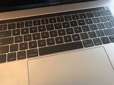 Apple MacBook Pro 15 (2017) mit Touchbar, 16 GB RAM, 1 TB SSD