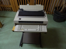 IBM Kugelkopfschreibmaschine + Tisch