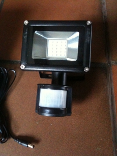 10 Watt 12V LED Scheinwerfer mit Solarpanel+Bewegungsmelder+Akku
