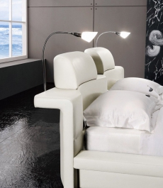 Design Lederbett 200 x 200cm weiß mit LED Beleuchtung - XXL 