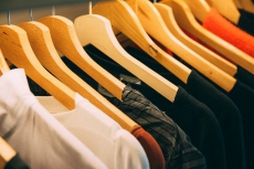 Sie haben gut erhaltene Kleidungsstücke im Kleiderschrank?