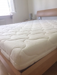 Bett mit Lattenrost und Matratze 