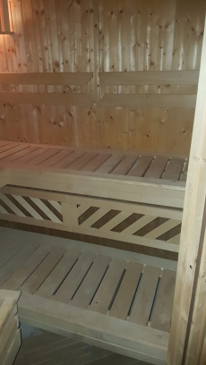 Sauna und 2 Liegestühle