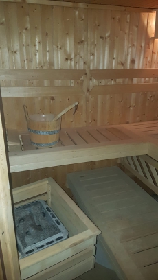 Sauna und 2 Liegestühle