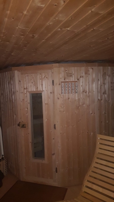 Sauna und 2 Liegestühle