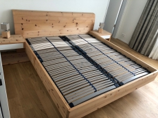 Zirbenbett aus Massivholz 180x200 zu verkaufen mit Nachttisch 