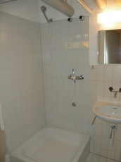2 Räume mit WC/ Dusche/ Lavabo im UG