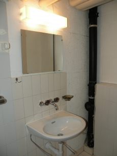 2 Räume mit WC/ Dusche/ Lavabo im UG