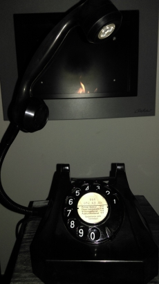 Design-Lampe aus antikem Telefon