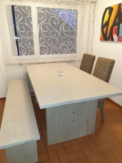 Tisch, Bank und Stühle