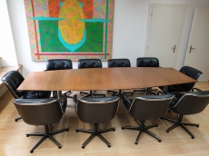 Sitzungstisch mit Stühlen