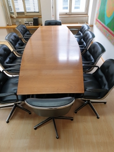 Sitzungstisch mit Stühlen