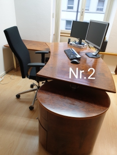 Büroeinrichtung (2-Bürotische + Barschrank auf Räder)