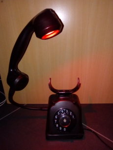 Lampe aus antikem Telefon