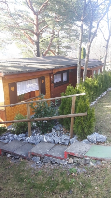 Wohnwagen mit Holzvorbau auf Jahresplatz
