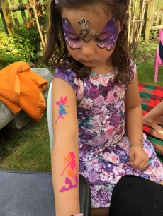 Kinderschminken, Ballonmodellieren, Airbrush- und Glitzer-Tattoo