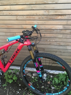 TREK Superfly FS Project One, Gr. M (17,5“), radioactive pink