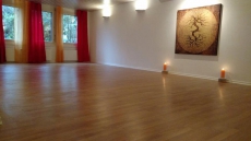 Schöner Yoga Raum mit Sitzplätzli nähe Limmat