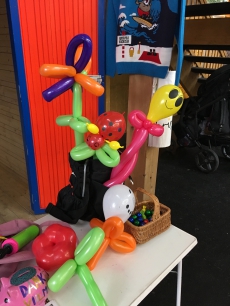 Ballonkünstler modelliert kunstvoll Ballone für ihren Anlass