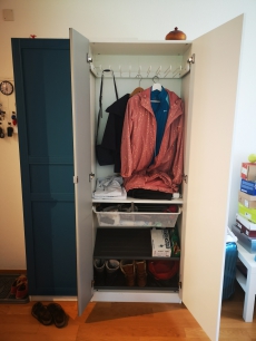 Schöne Garderobe abzugeben 