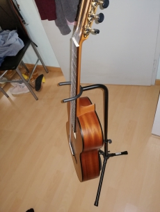 Gitarre MARTINEZ + Zubehör (Tasche, Ständer, Stimmgerät)
