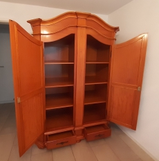 Schrank im Biedermeier Stil