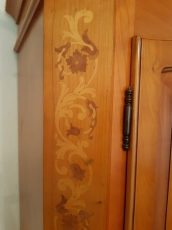 Schrank im Biedermeier Stil