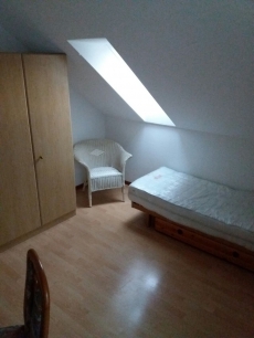 Nachmieter ruhige möblierte 2 Zimmer DG Wohnung