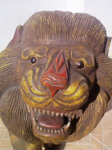 Löwe aus Holz