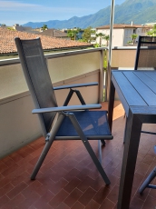 1 Balkon-/ bzw. Gartentisch + 2 Stühle