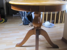 alter runder Holztisch