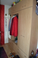 Wohnwand und Garderobe