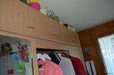 Wohnwand und Garderobe